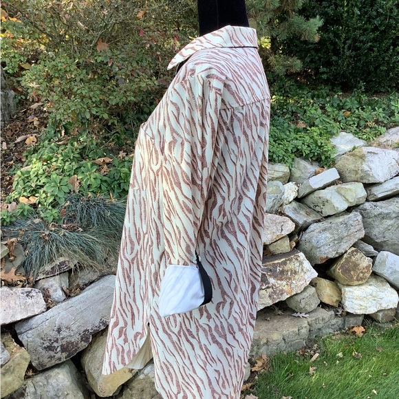 Lysse Med Patterned Blouse. Roll tab sleeves. No defects or stains - Picture 4 of 5